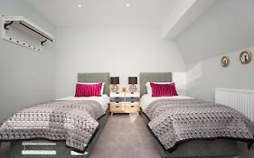 Spacious Georgian Coach House With Parking